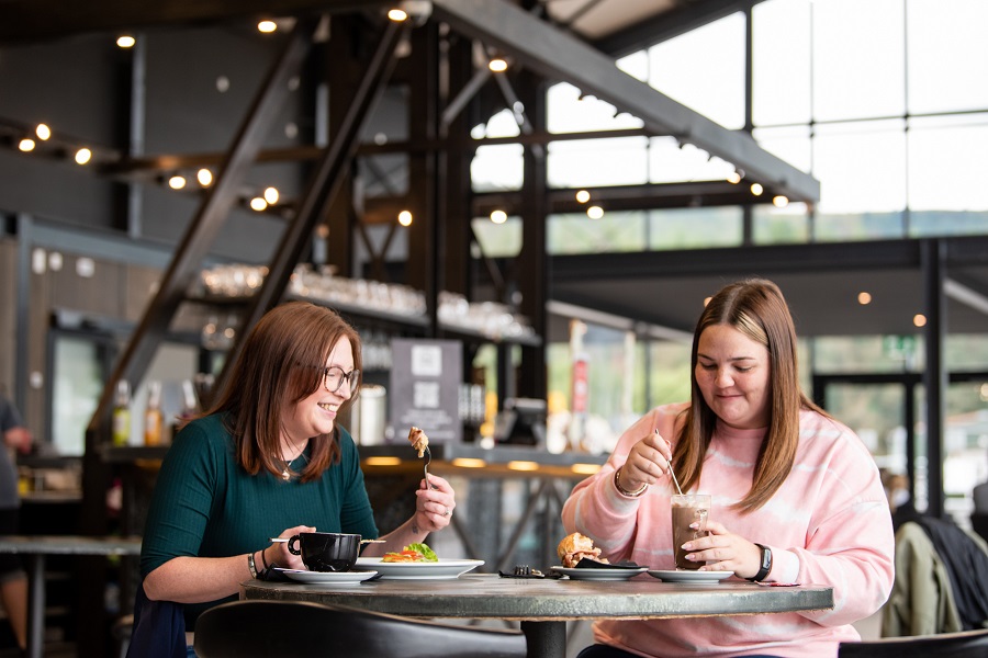 Relax and refuel at Cegin Glo