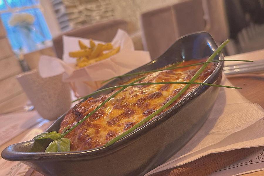 Oven-baked lasagne