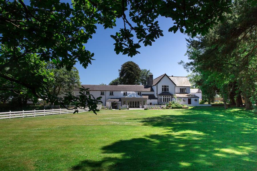Llechwen Hall grounds